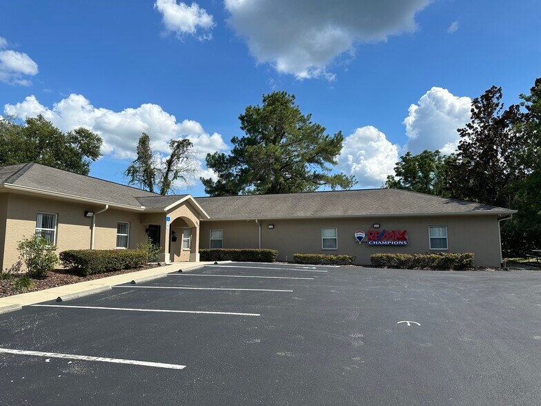 957 S Lois Ter, Inverness, FL à louer - Photo du bâtiment - Image 2 de 9
