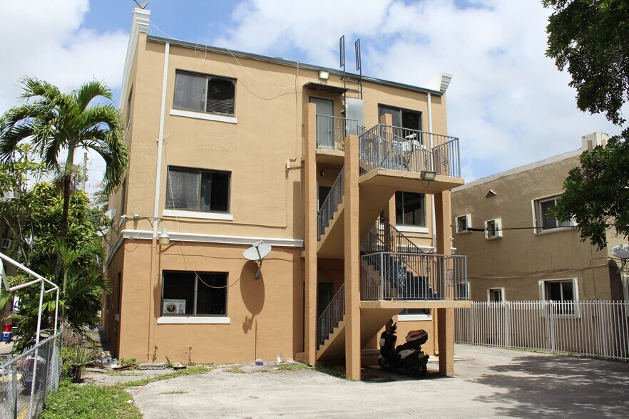 1044 SW 3rd St, Miami, FL à vendre - Photo du bâtiment - Image 2 de 9