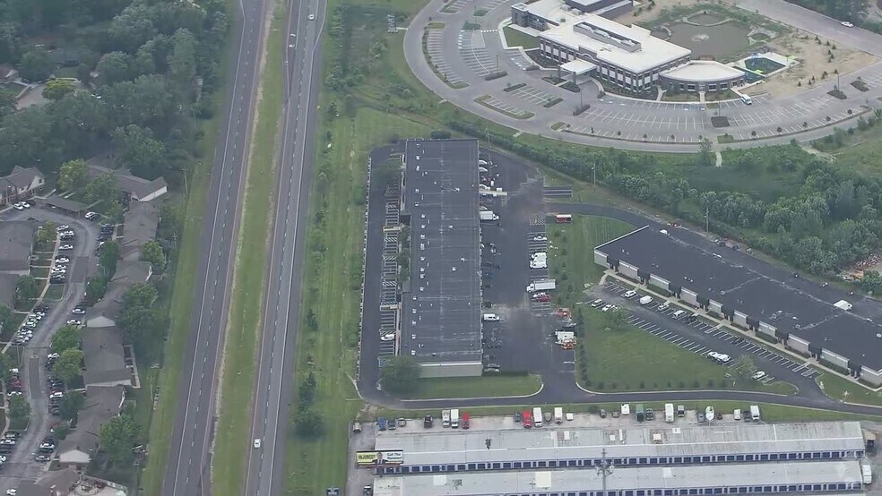 5742-5797 Park Plaza Ct, Indianapolis, IN à louer - Vidéo aérienne - Image 2 de 6