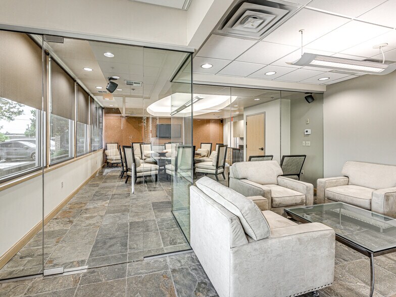 521 W Wilshire Blvd, Oklahoma City, OK à louer - Photo du bâtiment - Image 2 de 12