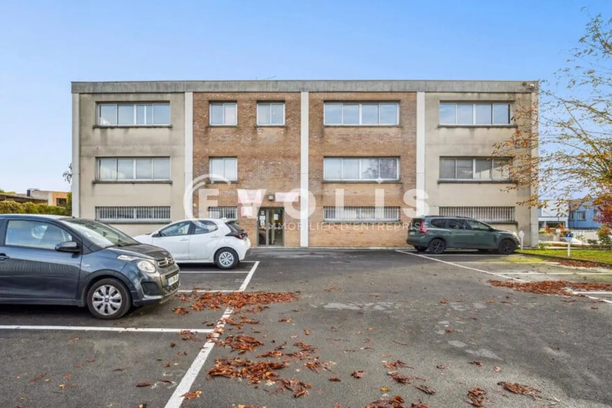 Flex in Neuilly-Plaisance for lease - Building Photo - Image 1 of 14