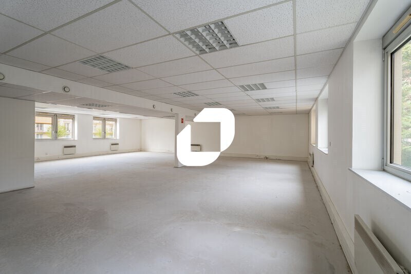 7 Rue Jean Mermoz, Versailles for lease - Interior Photo - Image 2 of 15