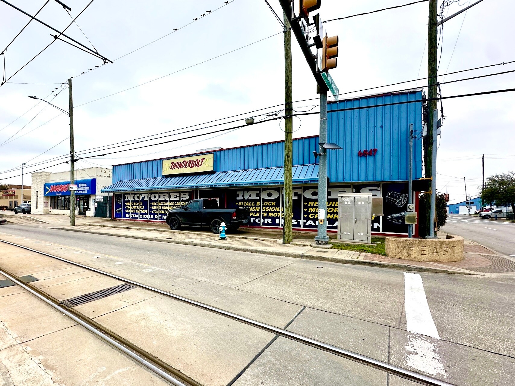 Retail-Industrial Redevelopment portefeuille de 5 propriétés à vendre sur LoopNet.ca Photo du bâtiment- Image 1 de 13