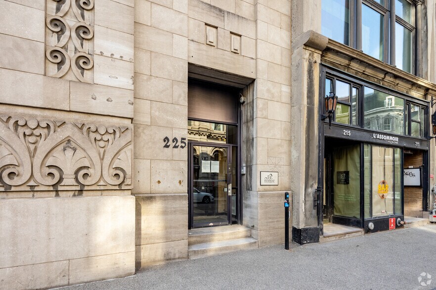 221-229 Rue Notre-Dame O, Montréal, QC à louer - Photo du bâtiment - Image 3 de 3