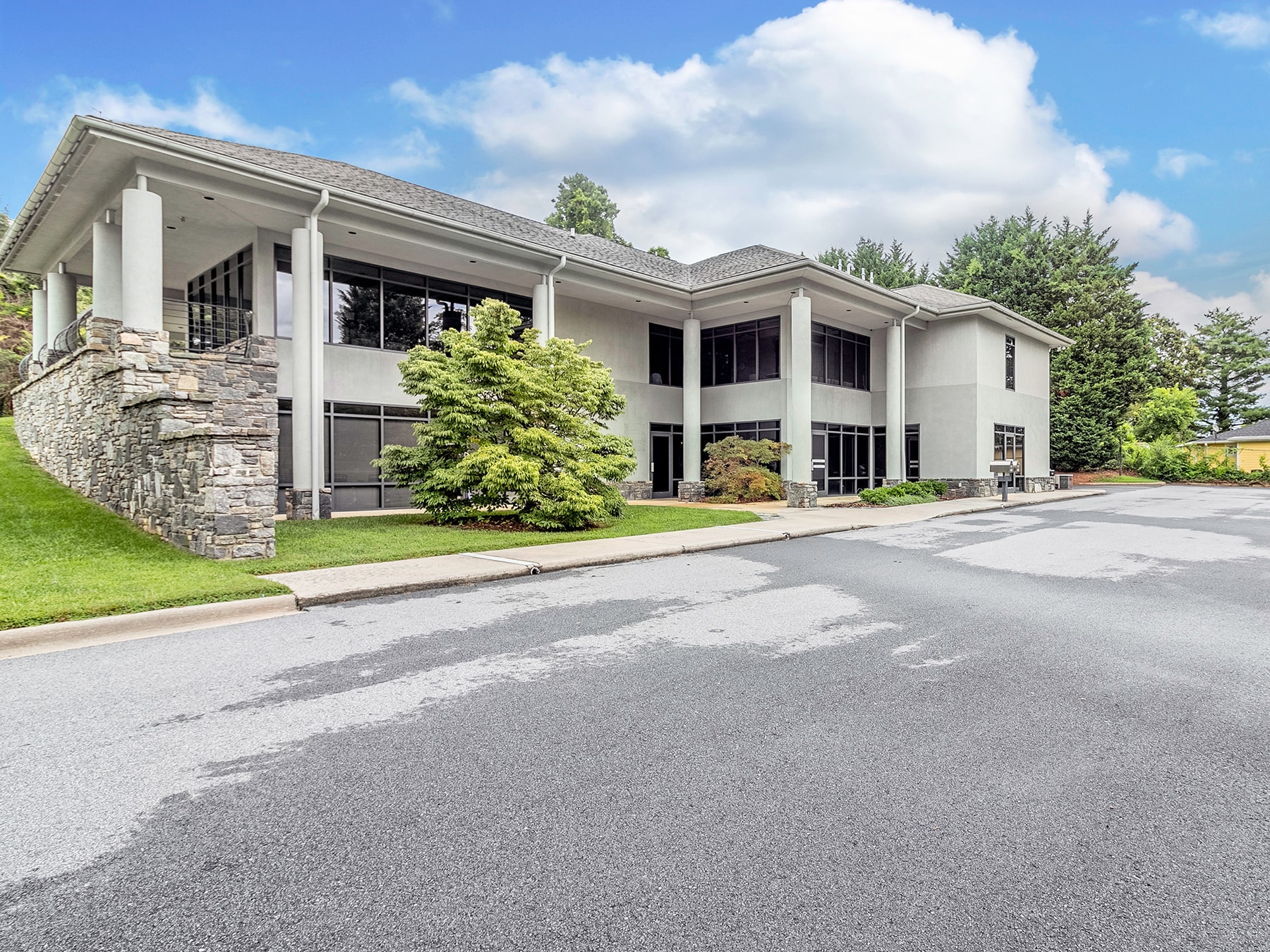 902 Fleming St, Hendersonville, NC for lease Interior Photo- Image 1 of 21