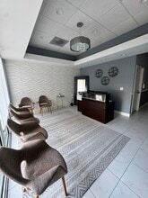 645-710 W Hallandale Beach Blvd, Hallandale, FL à louer Photo intérieure- Image 1 de 5