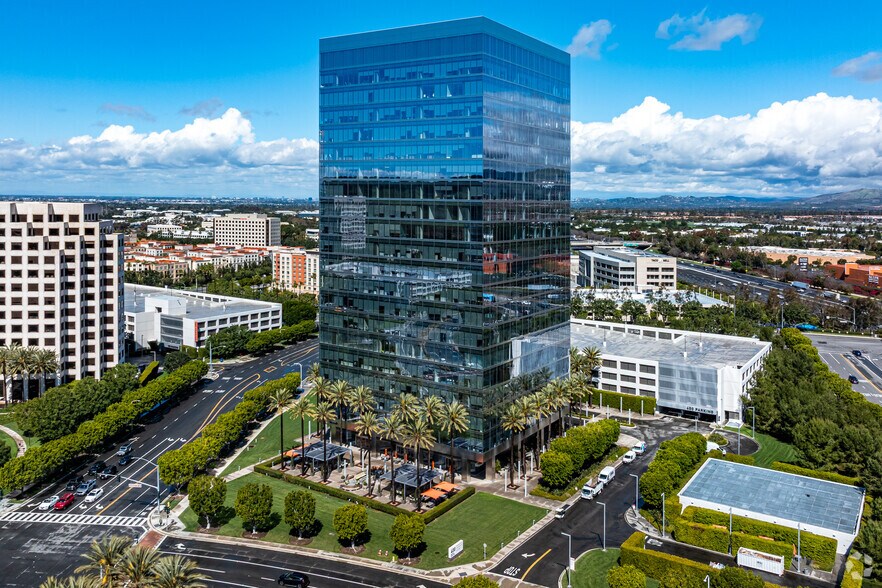 400 Spectrum Center Dr, Irvine, CA à louer - Photo du bâtiment - Image 3 de 49