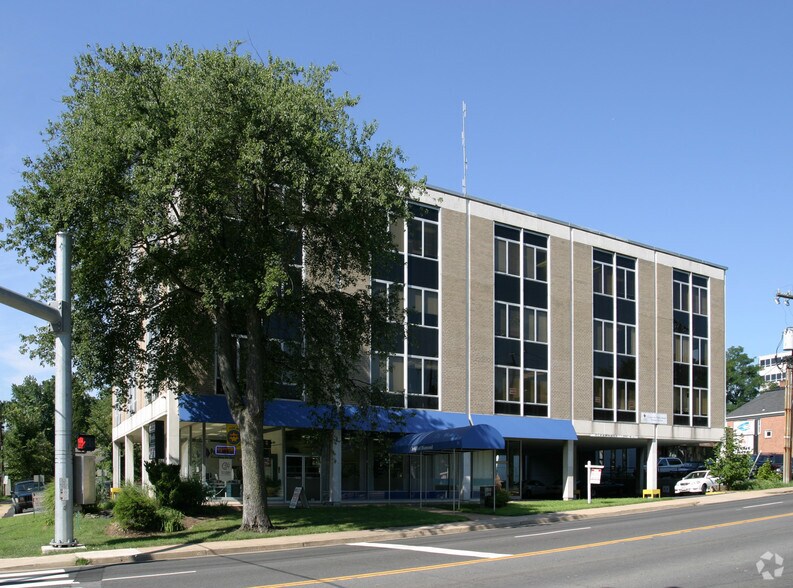 701 W Broad St, Falls Church, VA à louer - Photo du bâtiment - Image 2 de 29