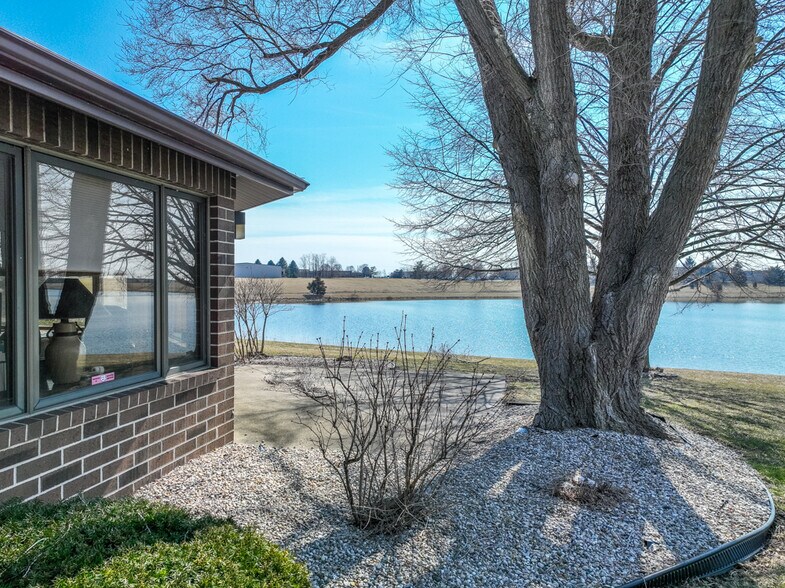 1021 Proctor Dr, Elkhorn, WI for lease - Building Photo - Image 2 of 28