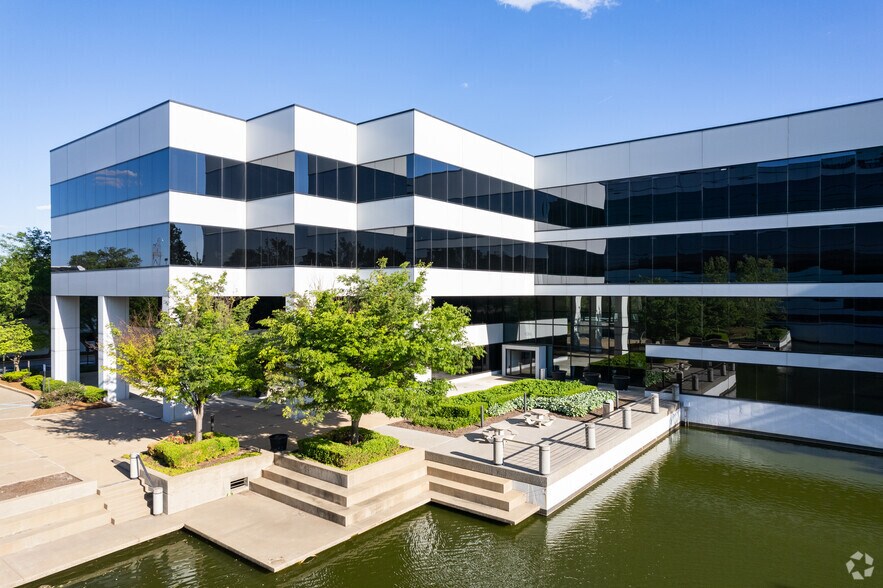 600 Emerson Rd, Creve Coeur, MO à louer - Photo du bâtiment - Image 2 de 7