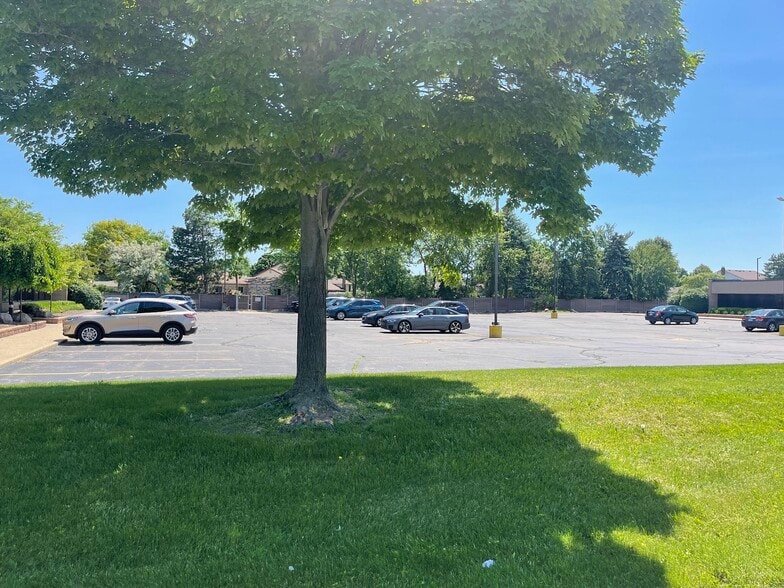 42850 Schoenherr Rd, Sterling Heights, MI for lease - Building Photo - Image 2 of 4