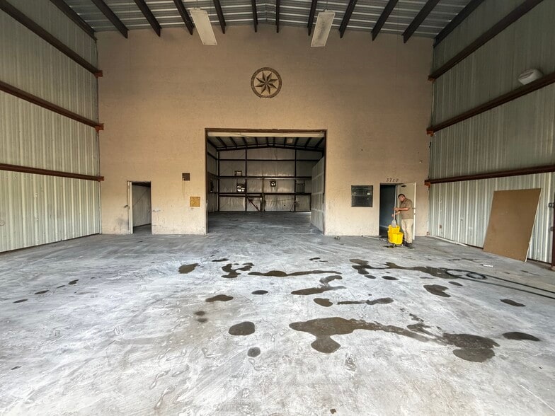 3710 Arc St, Houston, TX for lease - Building Photo - Image 2 of 4