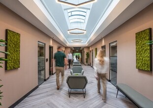 Futura Park, Bolton à louer Hall d’entrée- Image 1 de 1