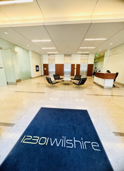 12301 Wilshire Blvd, Los Angeles, CA à louer - Photo du bâtiment - Image 2 de 8