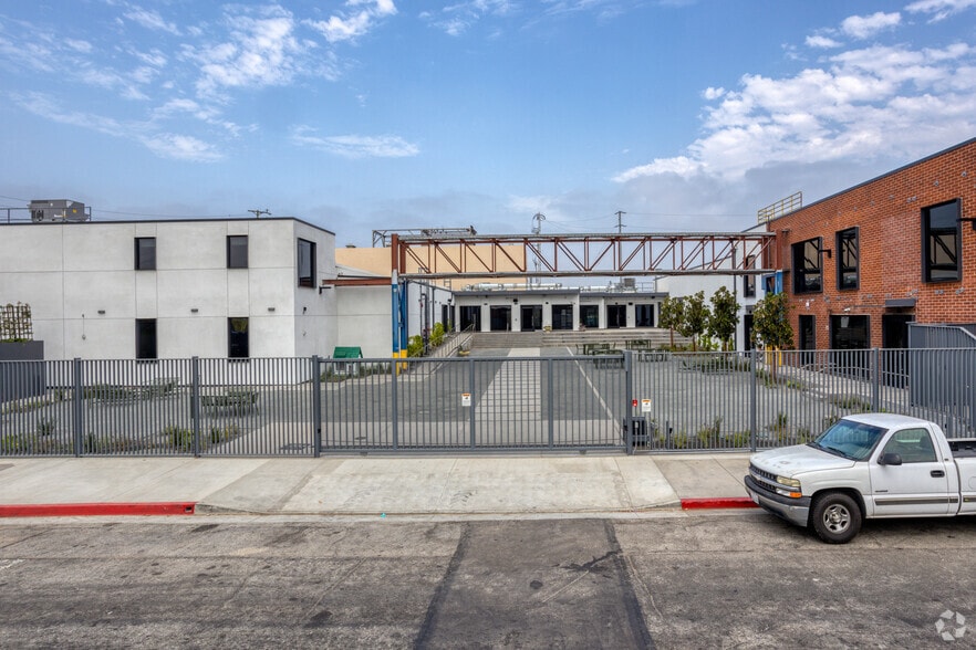 3101 W Exposition Blvd, Los Angeles, CA for lease - Building Photo - Image 2 of 14