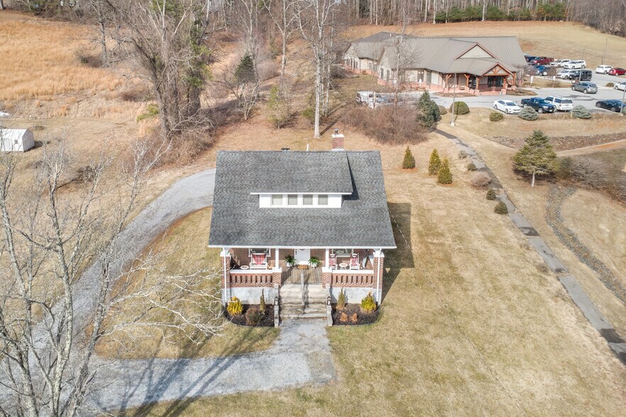 132 Christiansburg Pike NE, Floyd, VA à vendre - Photo du bâtiment - Image 2 de 46