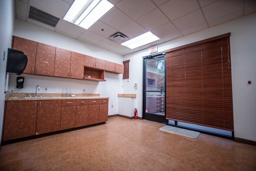 10240 W Indian School Rd, Phoenix, AZ à louer - Photo intérieure - Image 3 de 15