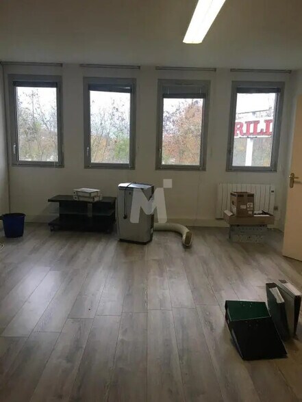 Bureau dans Igny à louer - Photo intérieure - Image 3 de 8