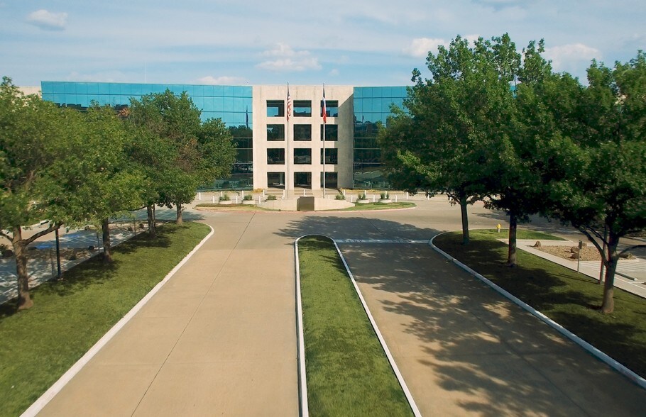 2400 N Glenville Dr, Richardson, TX à louer - Photo du bâtiment - Image 2 de 29