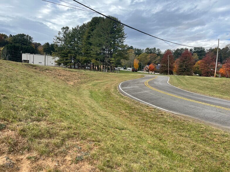 40 Ratcliff Cove Rd, Waynesville, NC à vendre - Photo du bâtiment - Image 2 de 11