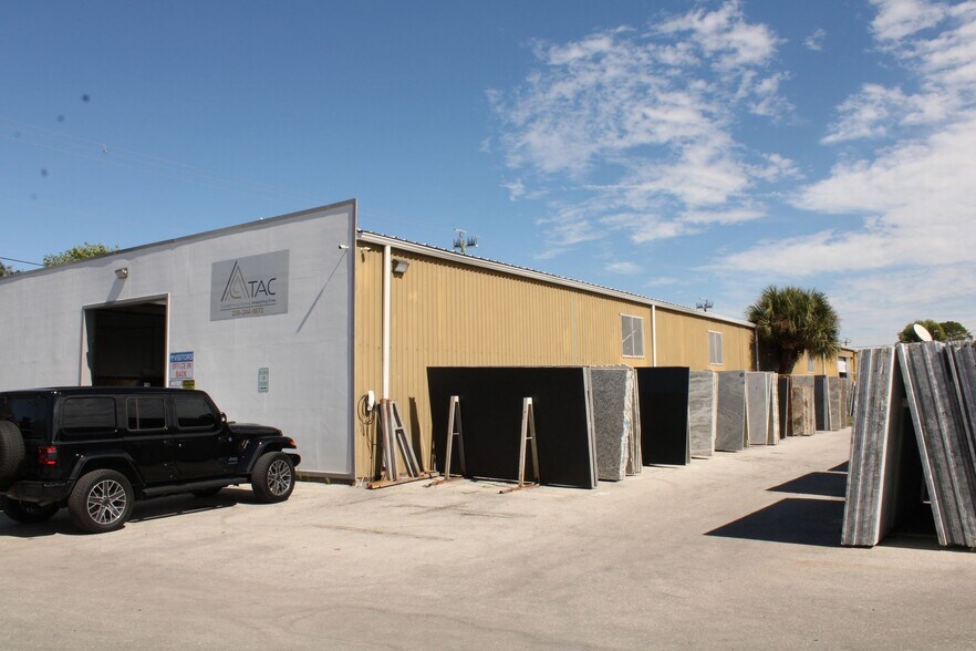 4599 Fowler St, Fort Myers, FL à vendre - Photo du bâtiment - Image 2 de 4