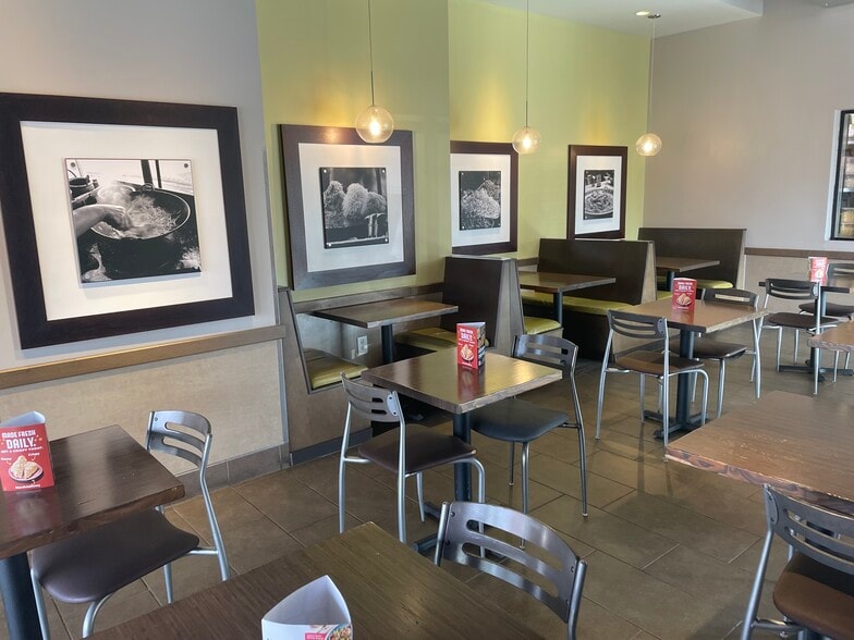 8926 JM Keynes Dr, Charlotte, NC for sale - Interior Photo - Image 3 of 8