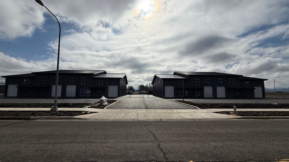 2016 Commerce, Medford, OR à louer - Photo du bâtiment - Image 1 de 11