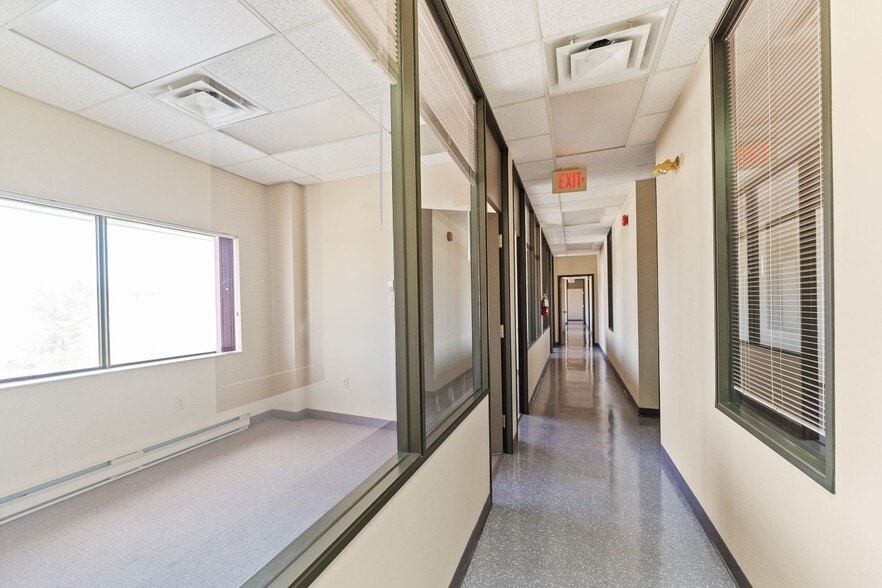 277 Pleasant St, Dartmouth, NS for lease - Interior Photo - Image 2 of 11