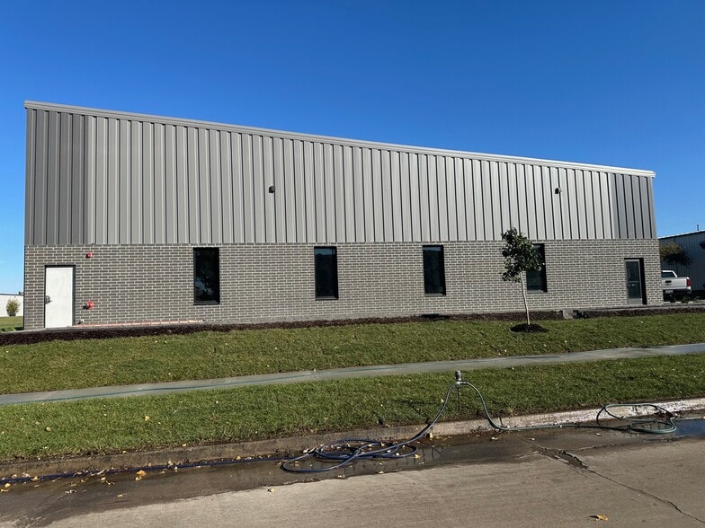 1035 SE Frontier Ave, Waukee, IA for lease - Building Photo - Image 2 of 6