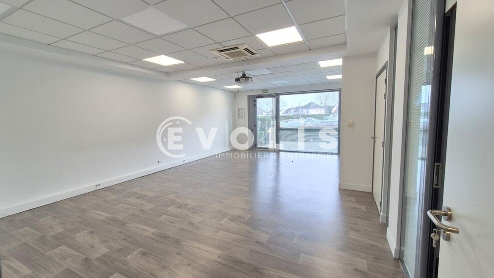 Office in Magny Le Hongre for lease - Interior Photo - Image 3 of 22