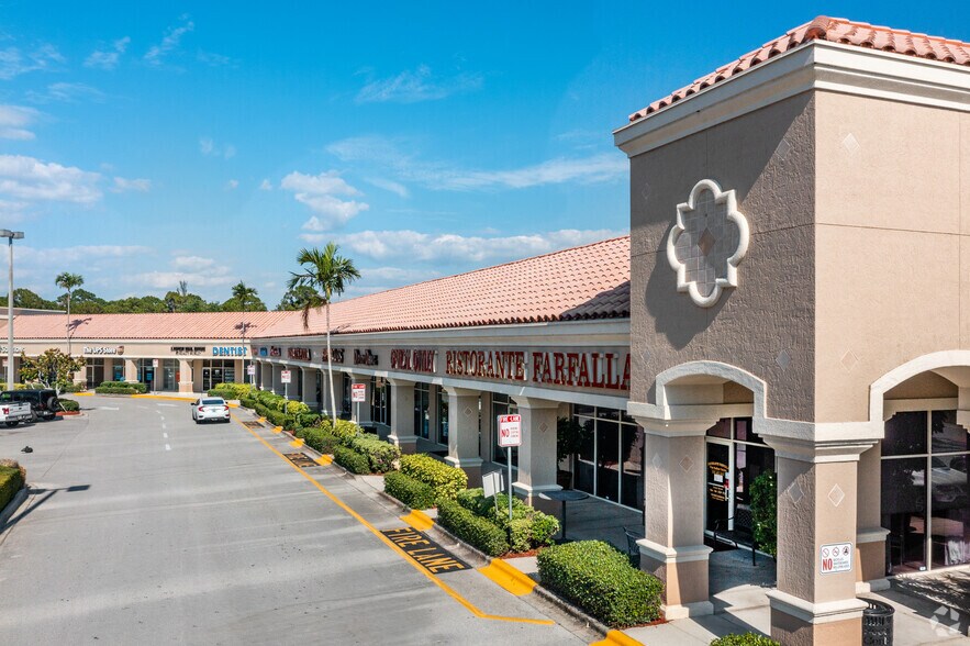 21301 S Tamiami Trl, Estero, FL à louer - Photo du bâtiment - Image 1 de 7