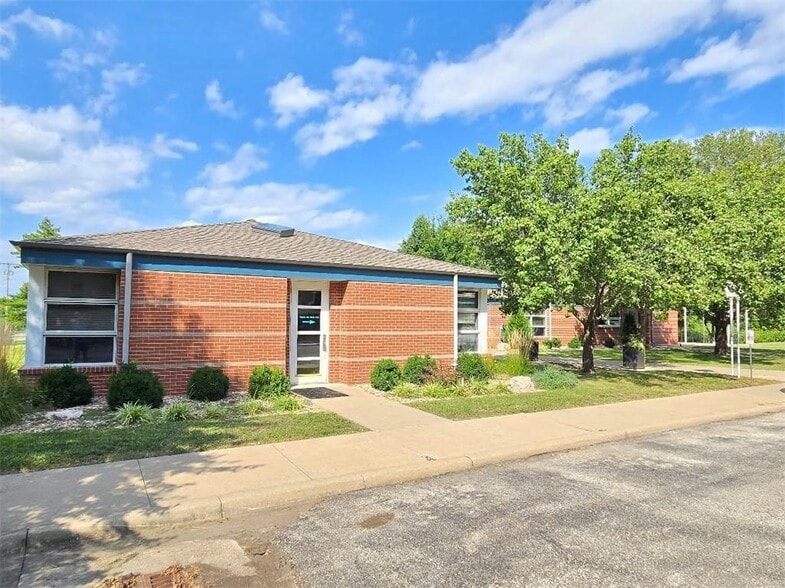 401 N East St, Paola, KS à vendre - Photo du bâtiment - Image 3 de 17