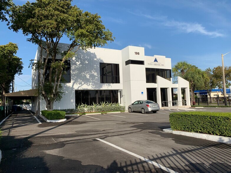 198 NW 37th Ave, Miami, FL à louer - Photo du bâtiment - Image 1 de 30