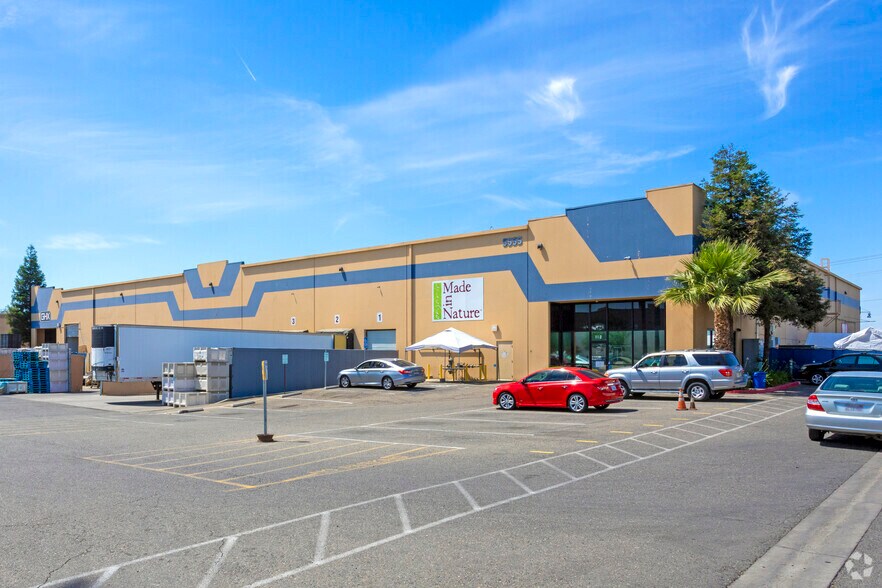 5555 E Lamona Ave, Fresno, CA à louer - Photo principale - Image 3 de 6