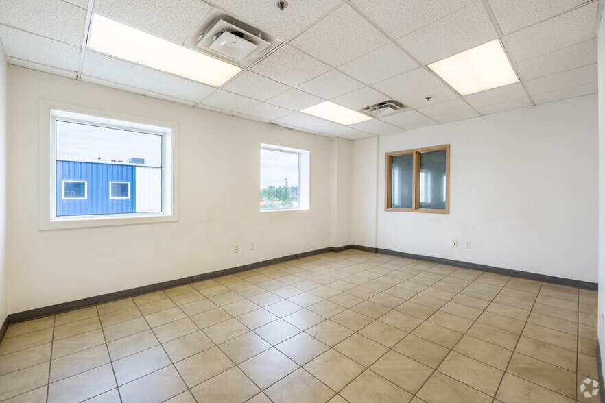1177-1185 Venture Av SE, Calgary, AB for sale - Interior Photo - Image 3 of 22