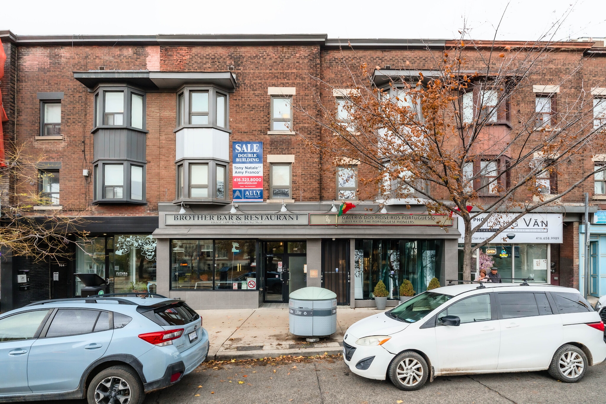 960-962 St Clair Ave W, Toronto, ON à vendre Photo du bâtiment- Image 1 de 4