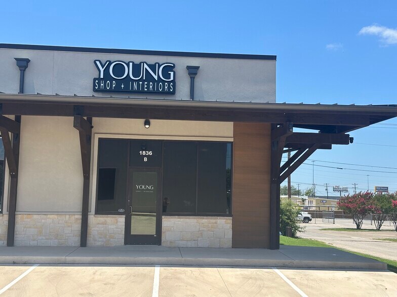 1836 N Plaza Dr, Granbury, TX à louer - Photo du bâtiment - Image 3 de 3