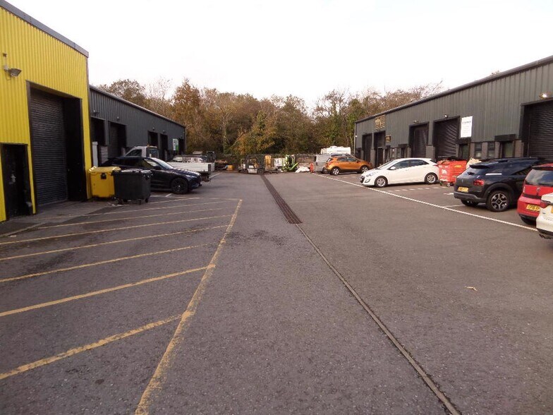 6 Millers Av, Bridgend à louer - Photo du bâtiment - Image 2 de 4