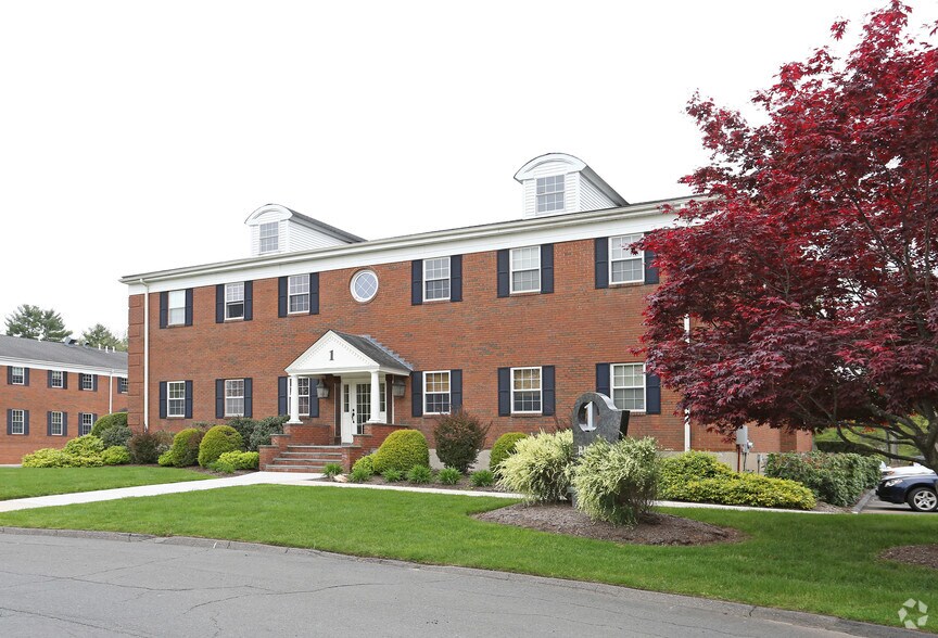 1 Barnard Ln, Bloomfield, CT à vendre - Photo du bâtiment - Image 2 de 2