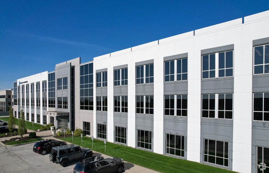7820 Innovation Blvd, Indianapolis, IN à louer - Photo du bâtiment - Image 2 de 12