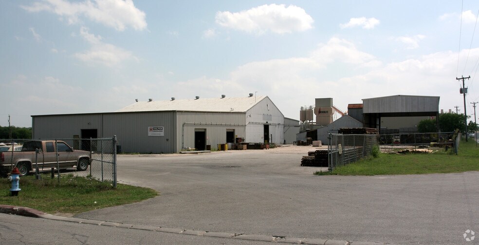402 Gibbs Sprawl Rd, Converse, TX à louer - Photo du bâtiment - Image 2 de 4