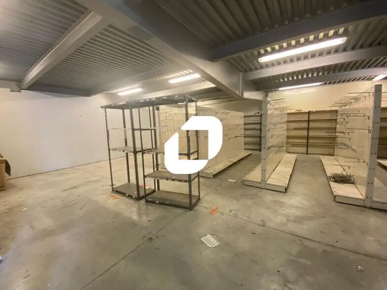 Flex in Frontignan for lease - Interior Photo - Image 2 of 6