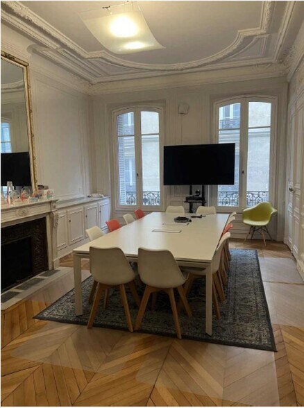 52 Rue De Ponthieu, Paris for lease - Interior Photo - Image 3 of 12
