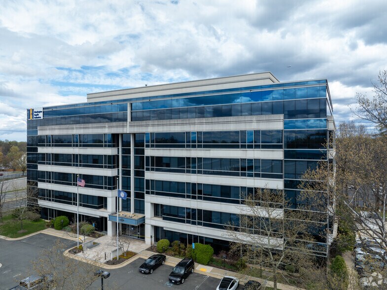 12730 Fair Lakes Cir, Fairfax, VA à louer - Photo du bâtiment - Image 2 de 5
