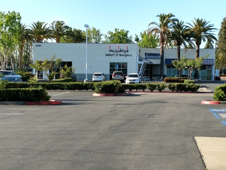3701-3801 S Harbor Blvd, Santa Ana, CA à louer - Photo du bâtiment - Image 3 de 6