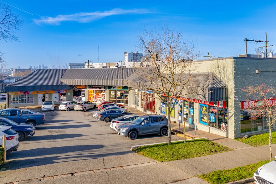 2073-2099 Dundas St, Vancouver, BC for lease - Primary Photo - Image 1 of 3