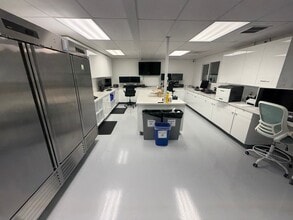 12815-12931 NE 126th Pl, Kirkland, WA for lease Interior Photo- Image 2 of 7