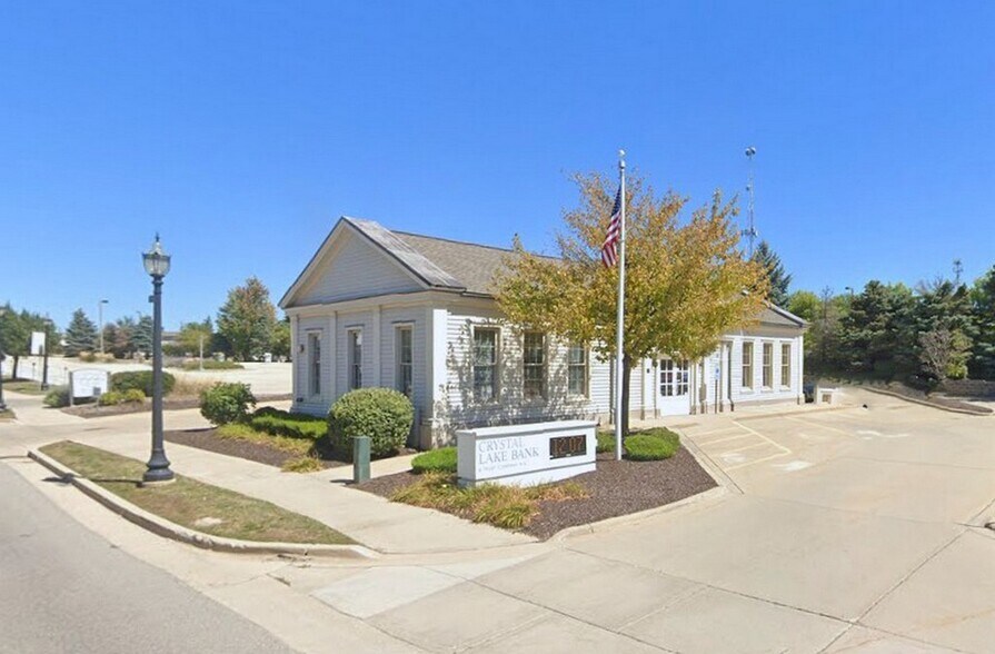 27 N Main St, Crystal Lake, IL à louer - Photo du bâtiment - Image 2 de 9