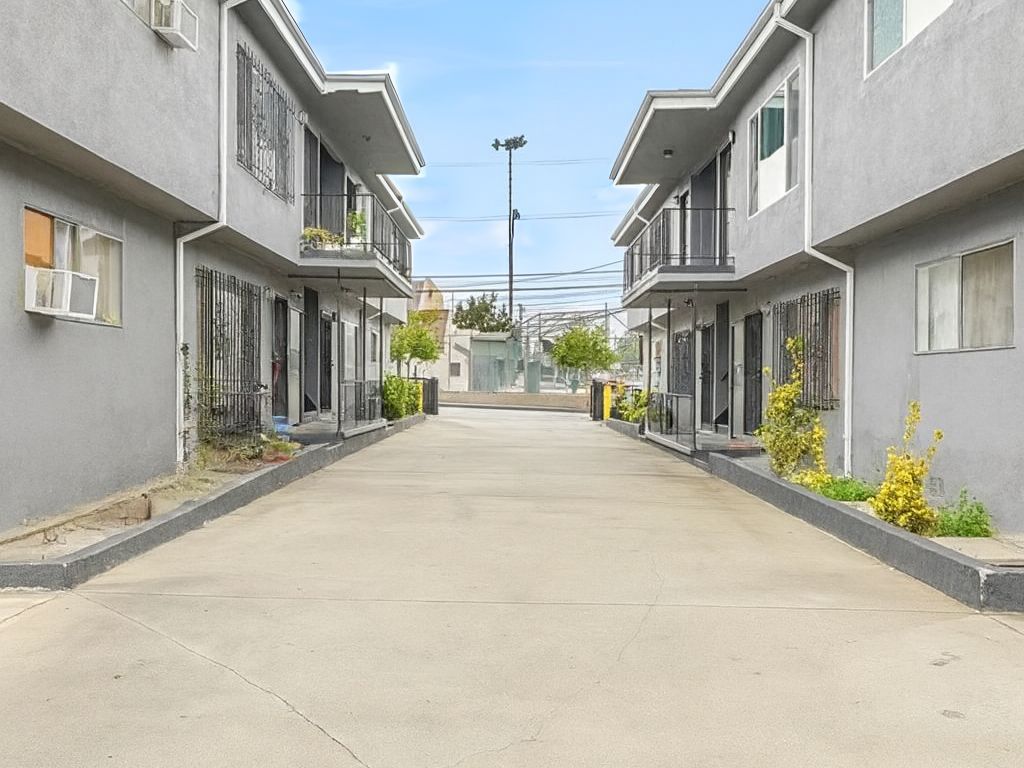 2710 Queen St, Los Angeles, CA à vendre Photo du bâtiment- Image 1 de 5