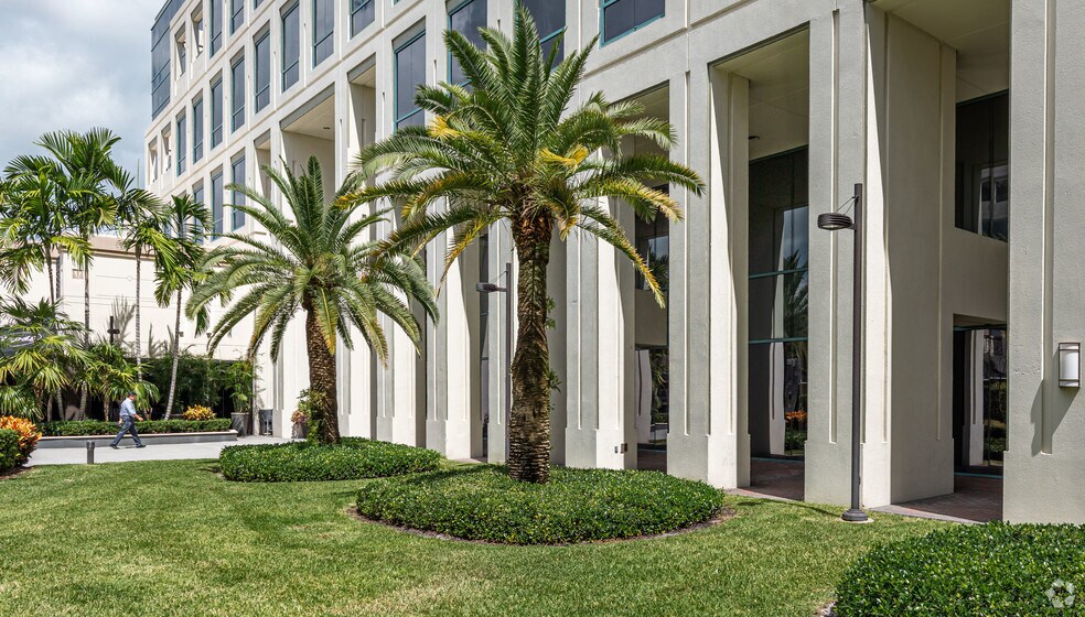 5100 Town Center Cir, Boca Raton, FL à louer - Photo du bâtiment - Image 3 de 13